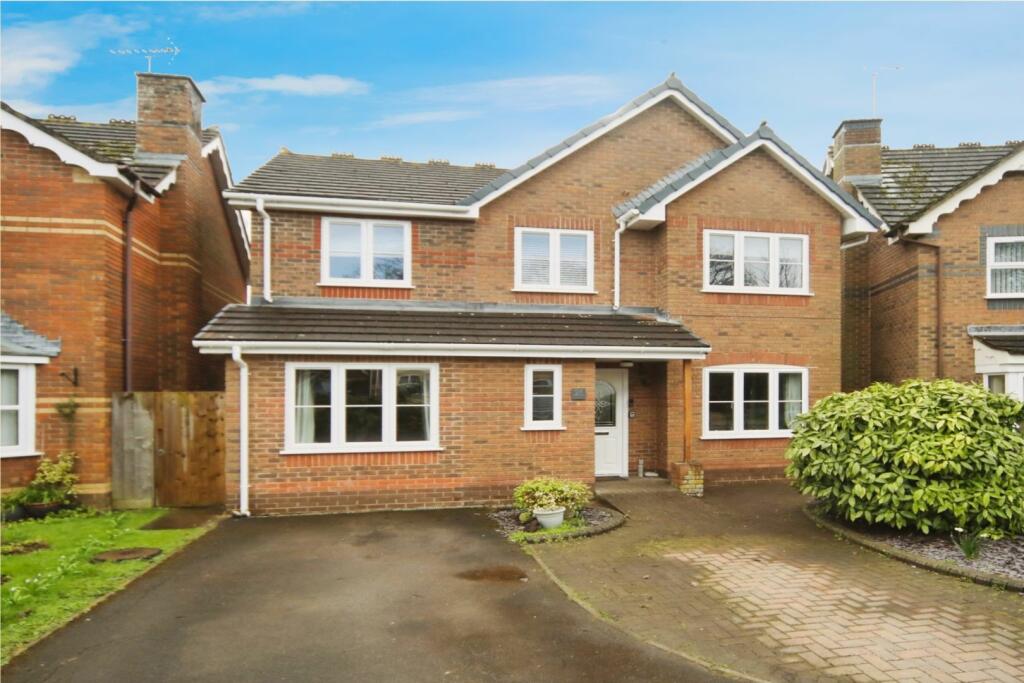 5 bedroom detached house for sale in Mead Way, Taunton, TA2