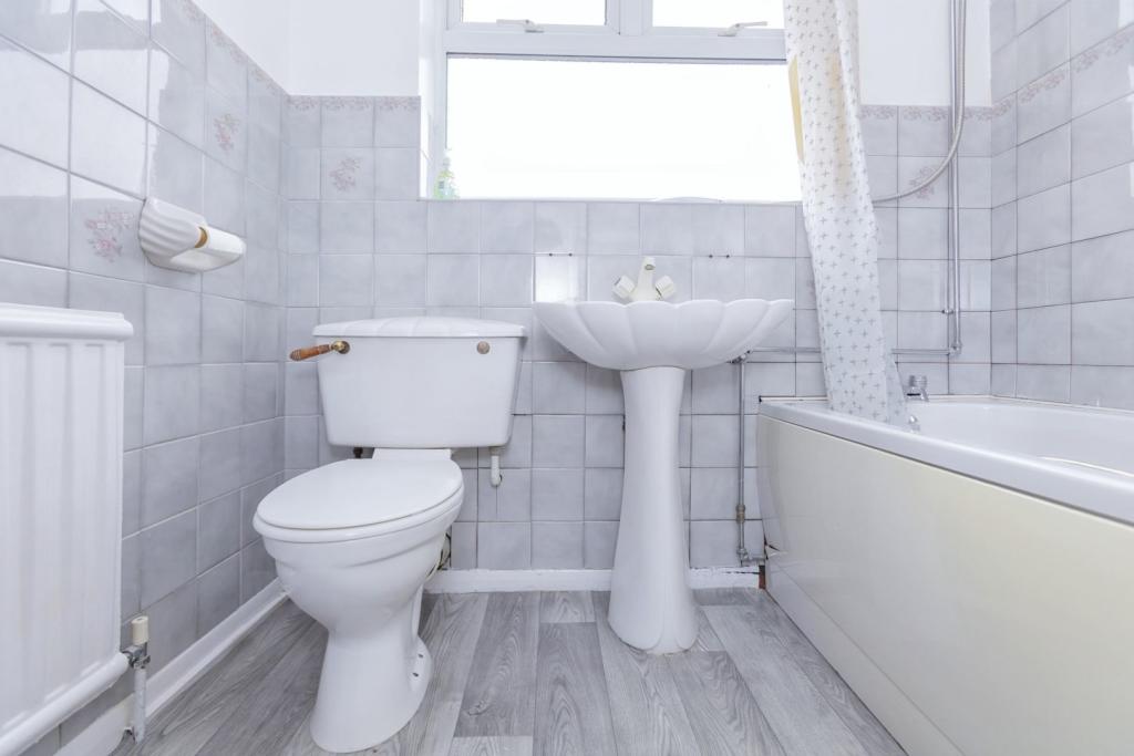 3 bedroom semidetached house for sale in Rosemead Drive, Oadby