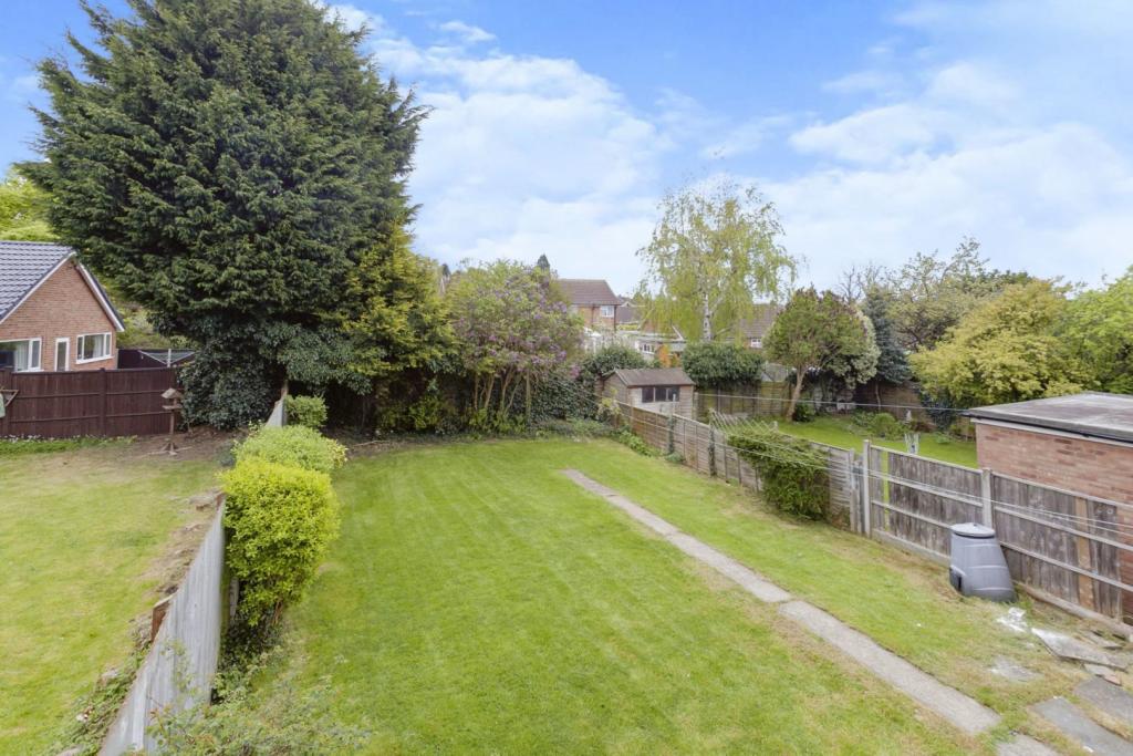 3 bedroom semi-detached house for sale in Rosemead Drive, Oadby ...