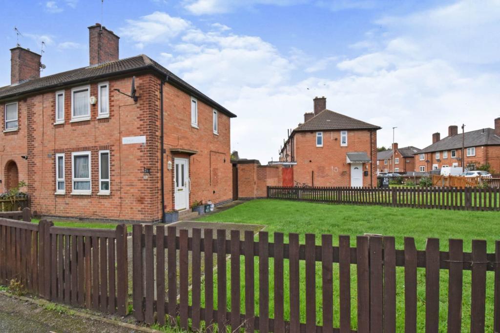 3 bedroom end of terrace house for sale in Tomlin Road, Northfields