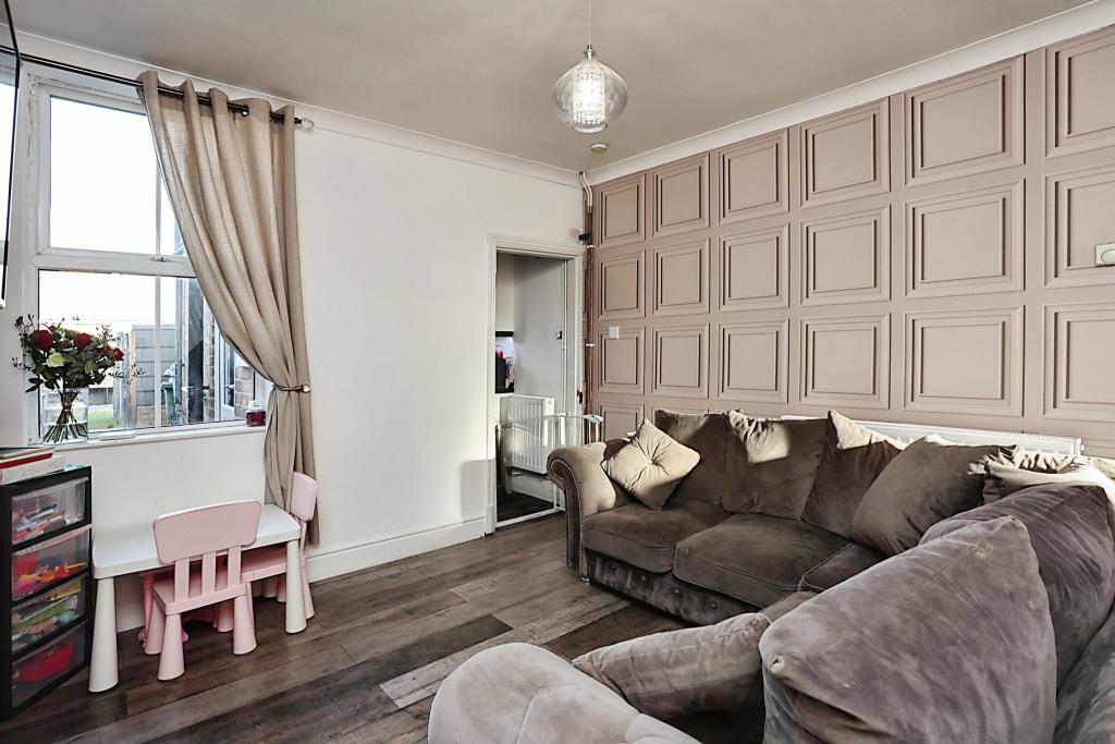 2 bedroom end of terrace house for sale in Station Road, Glenfield