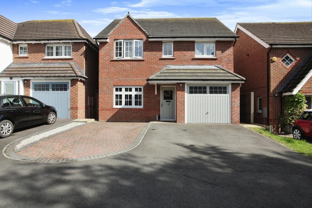 4 bedroom detached house for sale in Rieth Close, Hinckley, LE10