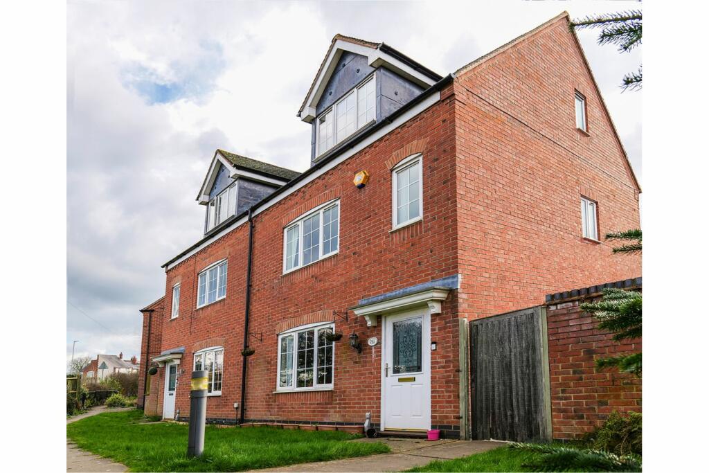 4 bedroom semidetached house for sale in Kirkby Road, Barwell