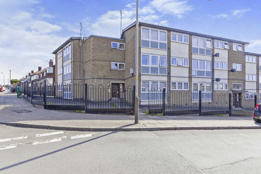 2 bedroom ground floor flat for sale in Somerset Avenue, Leicester, LE4