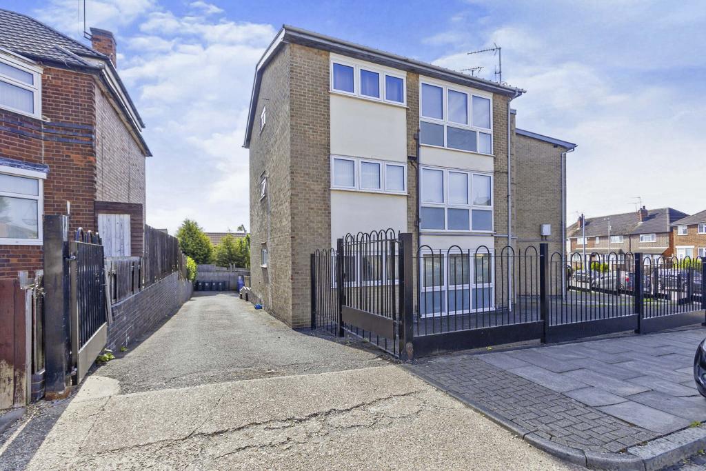 2 bedroom ground floor flat for sale in Somerset Avenue, Leicester, LE4