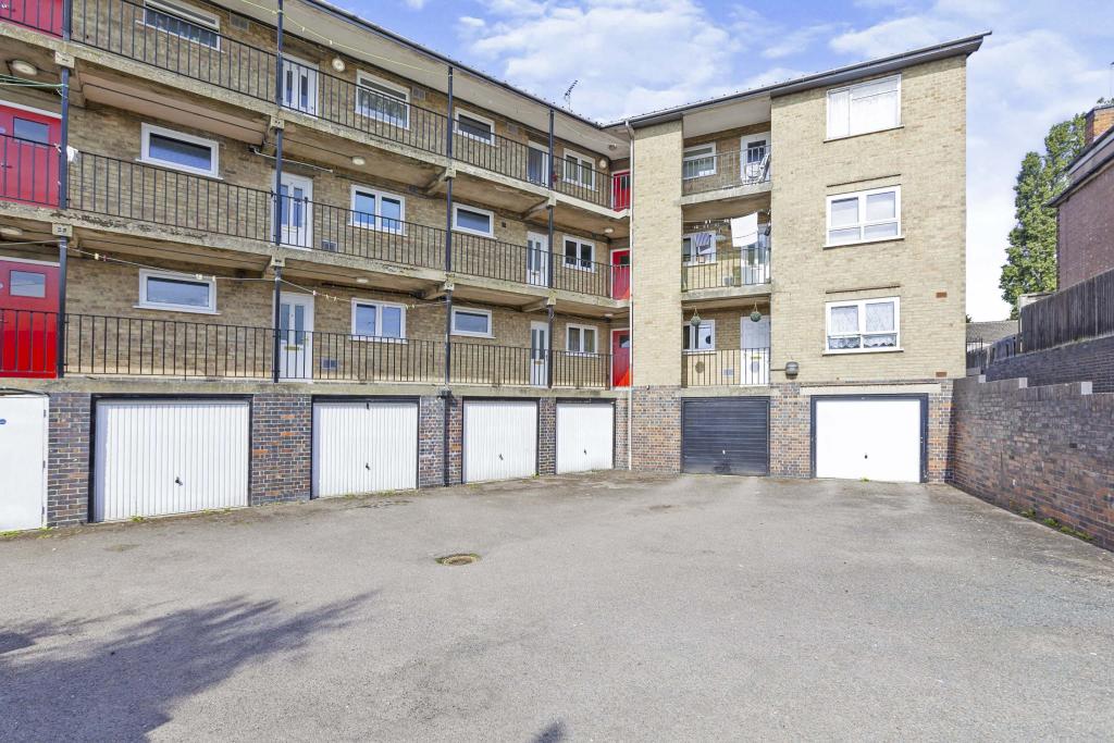 2 bedroom ground floor flat for sale in Somerset Avenue, Leicester, LE4