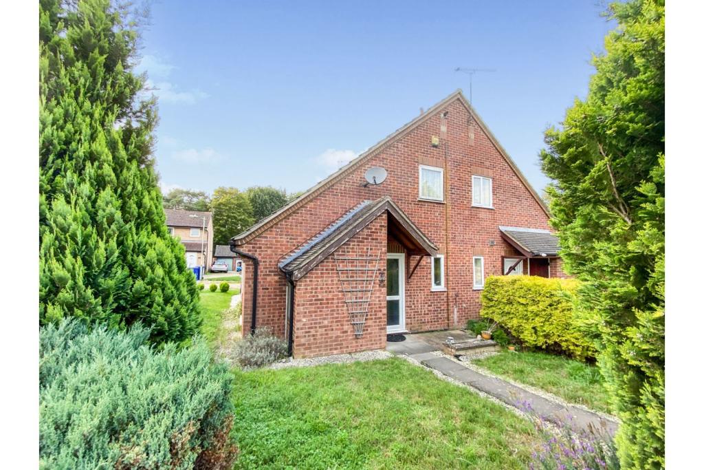 1 bedroom semidetached house for sale in Anderson Walk, Bury St