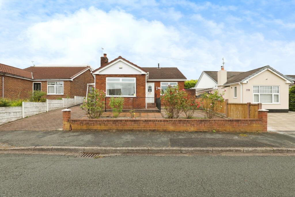 2 bedroom detached bungalow for sale in Stuart Crescent, Billinge, Wigan, WN5