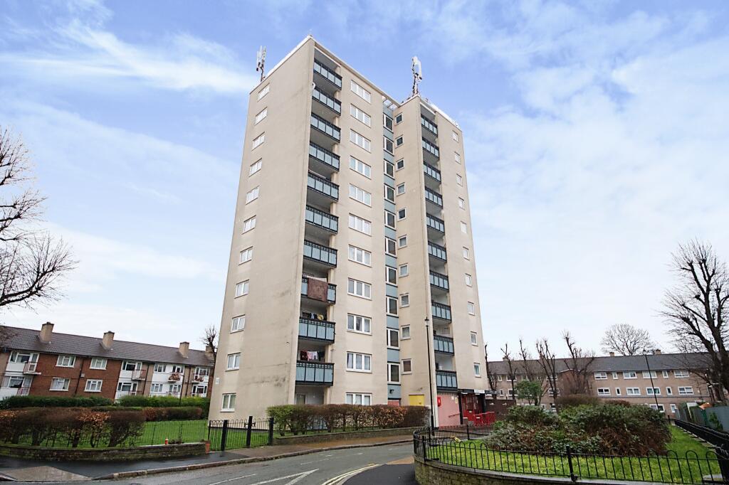 2 bedroom flat for sale in Windsor Road, London, E7