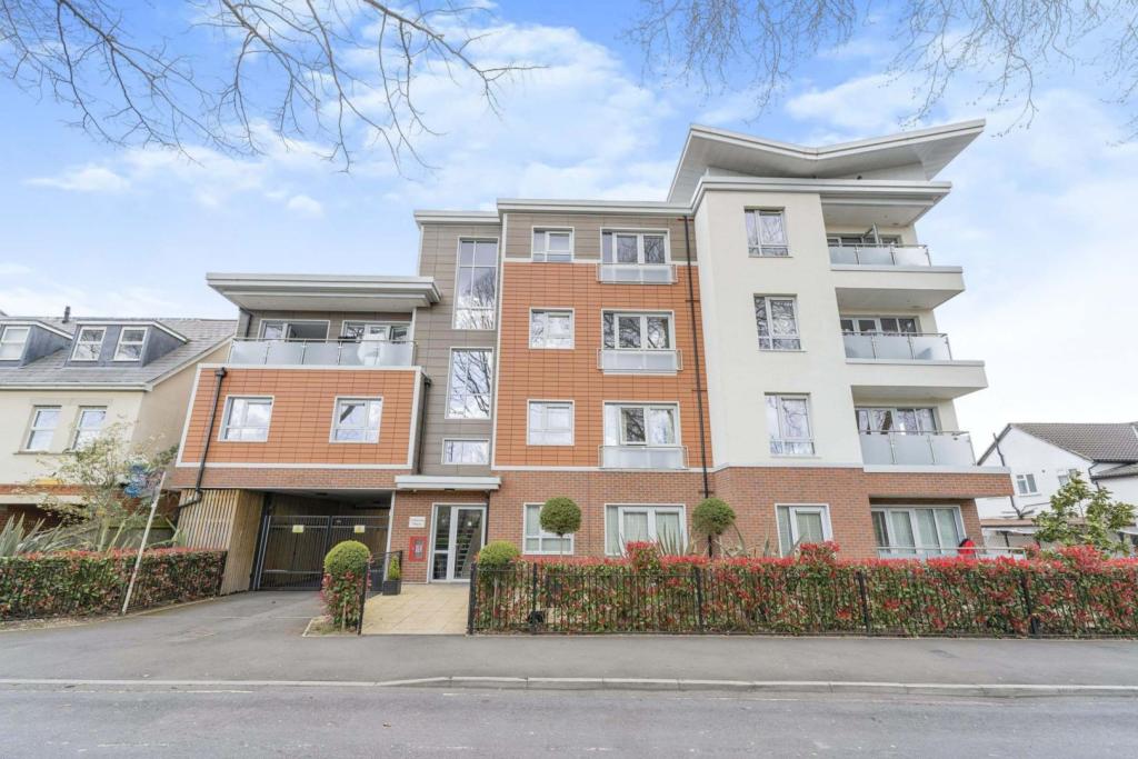 2 bedroom apartment for sale in 74 Maybury Road, Woking, GU21