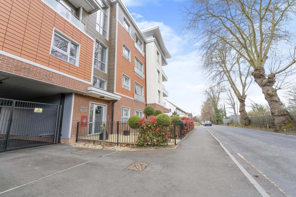 2 bedroom apartment for sale in 74 Maybury Road, Woking, GU21
