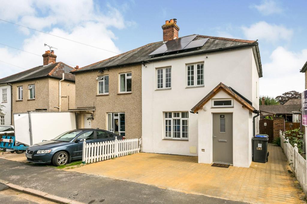 3 bedroom semidetached house for sale in Corrie Road, Woking, GU22