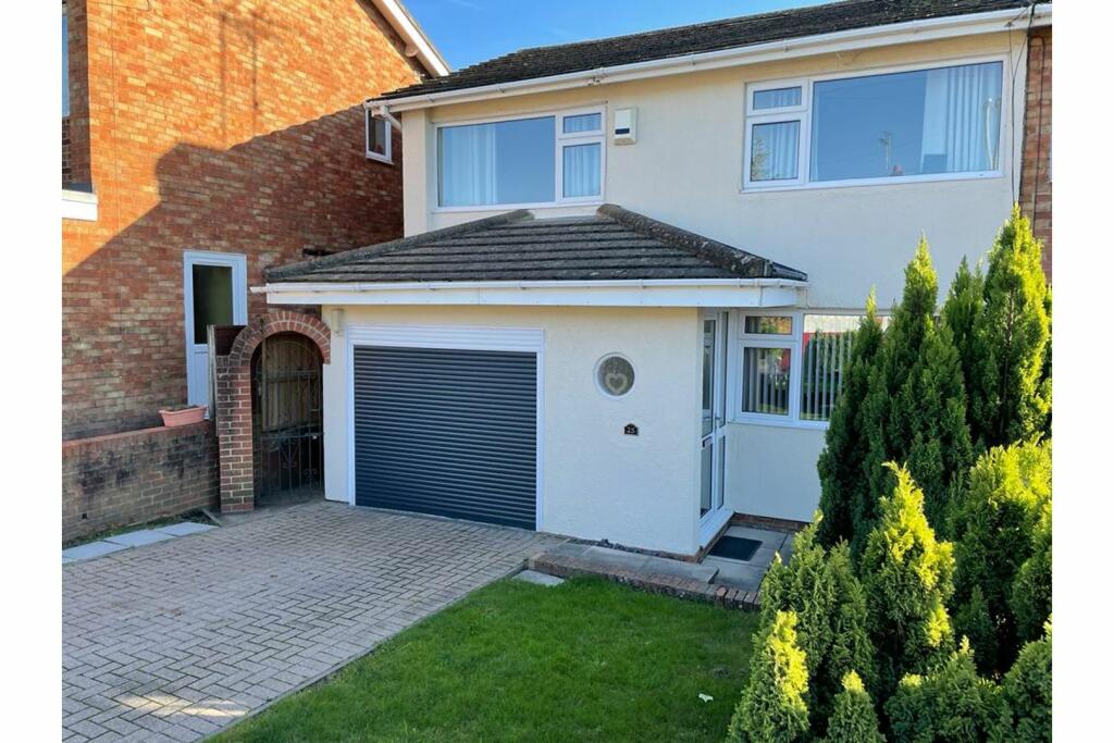 3 bedroom semidetached house for sale in Belland Drive, Aldershot, GU11