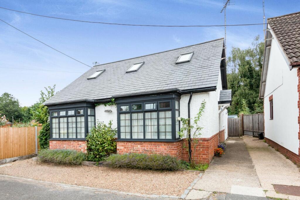 4 bedroom detached house for sale in Waverley Road, Bagshot, GU19