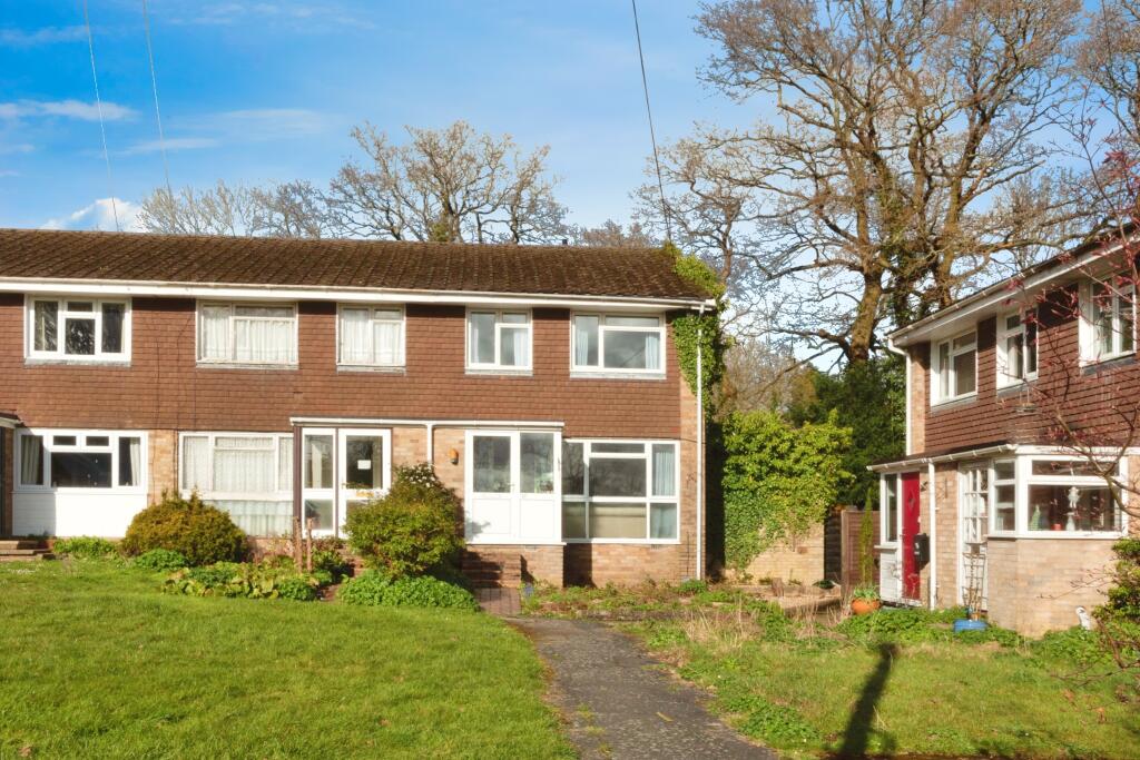 4 bedroom semidetached house for sale in White Cottage Close, Farnham, GU9