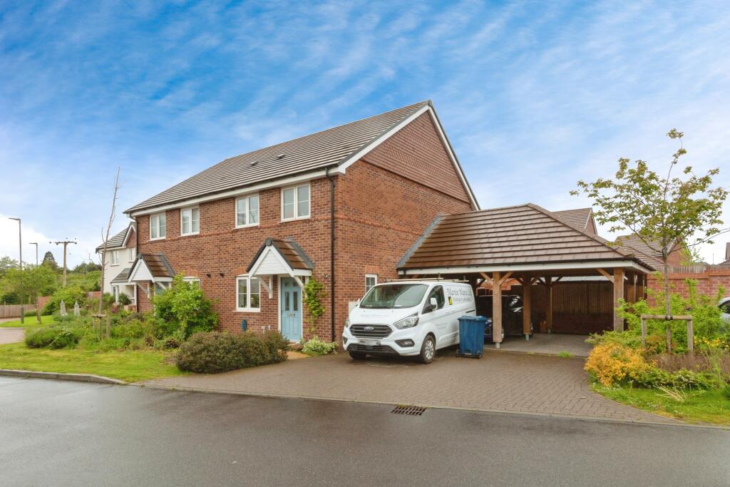 3 bedroom semidetached house for sale in Carpenters Way, Badshot Lea