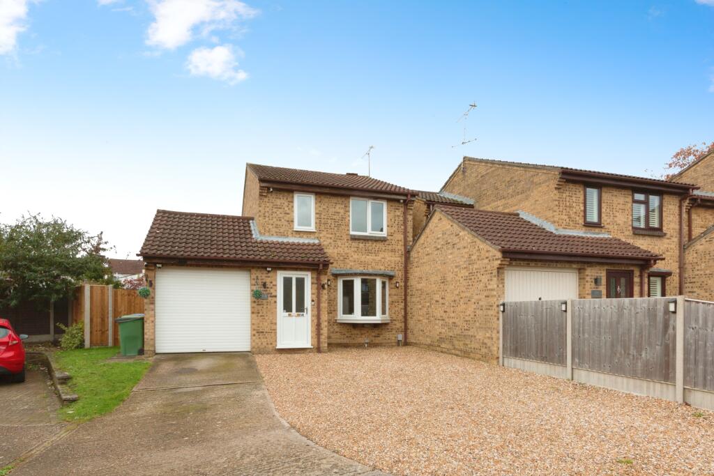 3 bedroom link detached house for sale in Hermitage Close, Farnborough