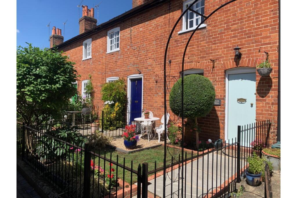 Main image of property: Lowndes Buildings, Farnham, GU9