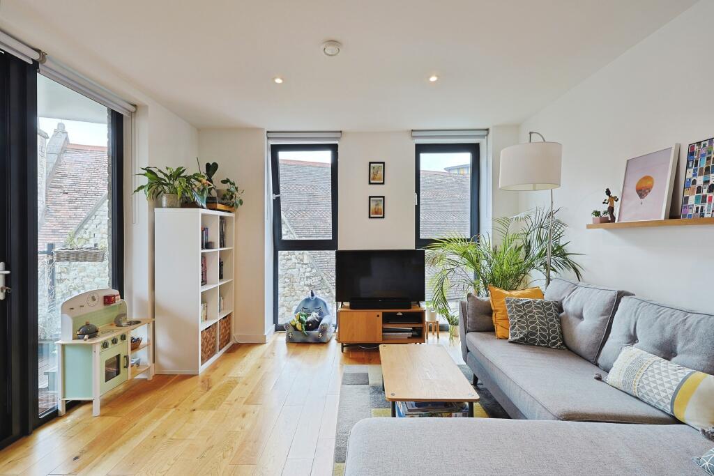 Main image of property: 1C Gunnersbury Lane, Acton, W3