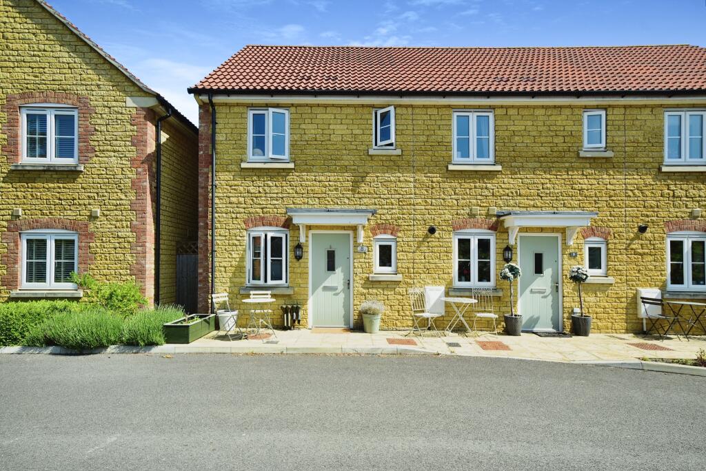 2 bedroom end of terrace house for sale in Cannings Close, Broughton