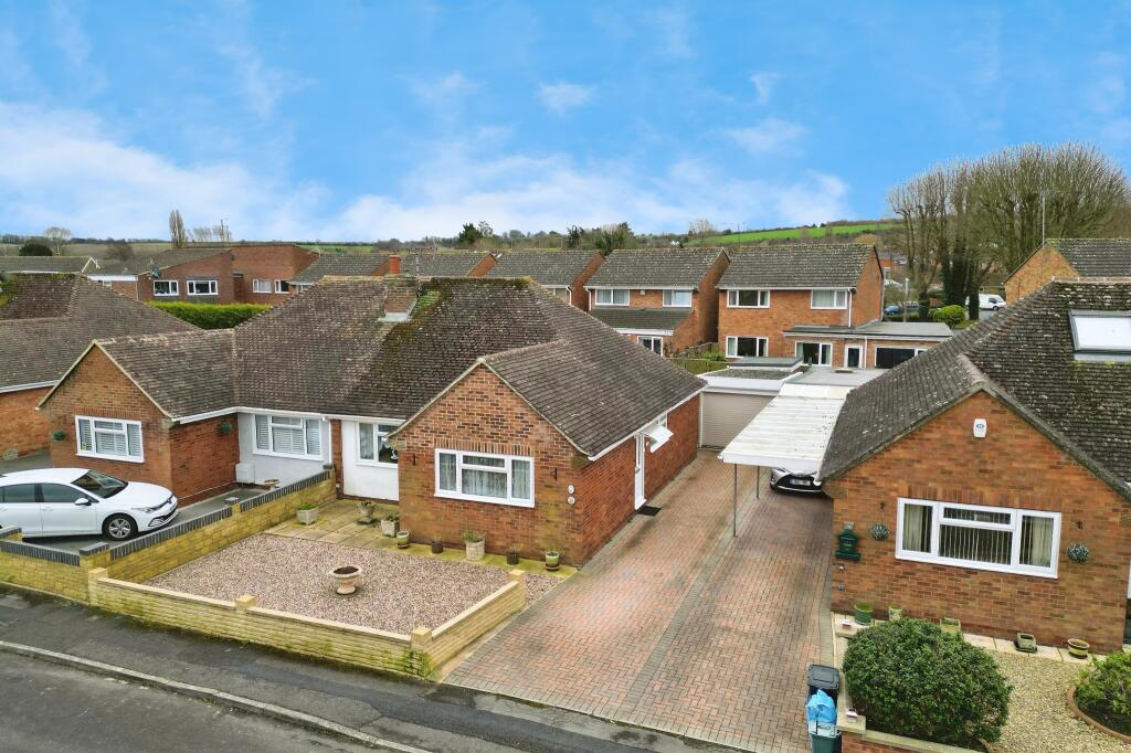 3 bedroom semidetached bungalow for sale in Plummer Close Wroughton