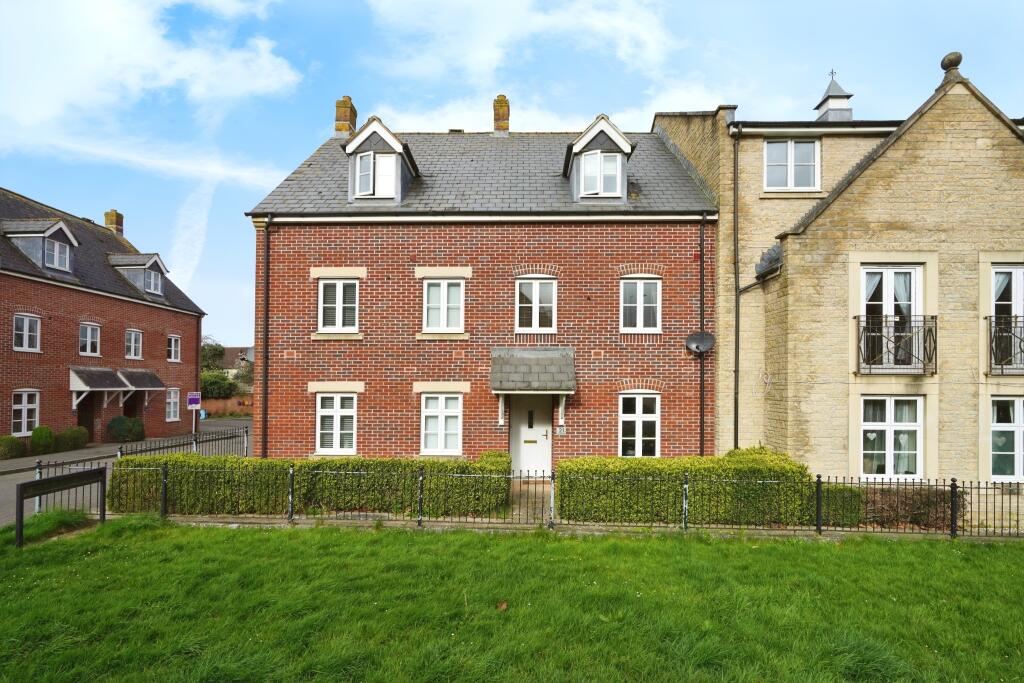 3 bedroom terraced house for sale in Pioneer Road - Oakhurst, Swindon, SN25