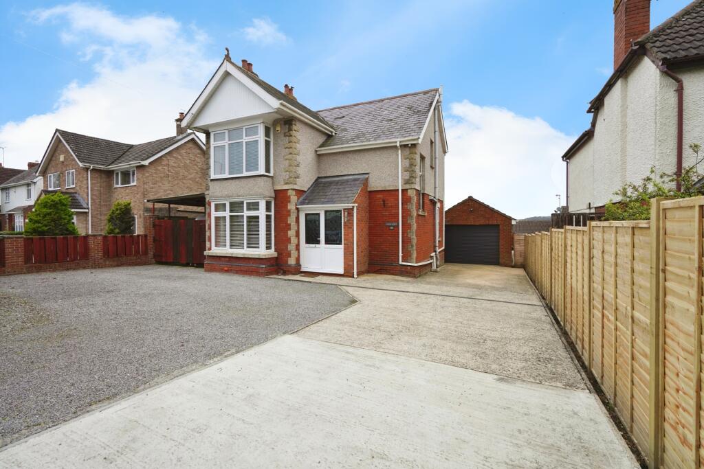 4 bedroom detached house for sale in Whitworth Road, Swindon, SN25