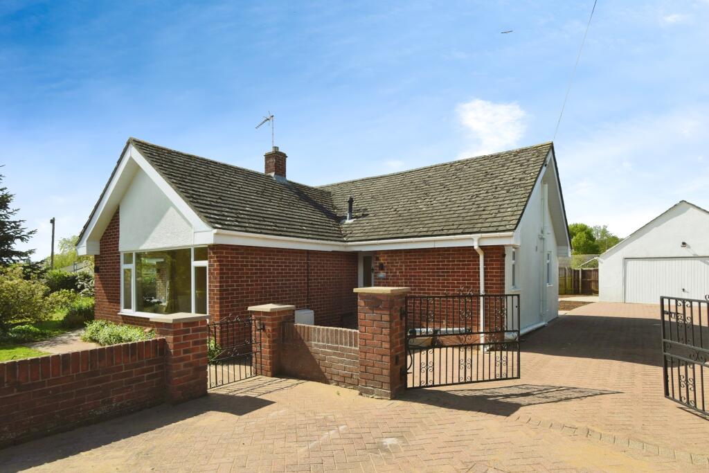 5 bedroom detached bungalow for sale in William Street, Calne, SN11