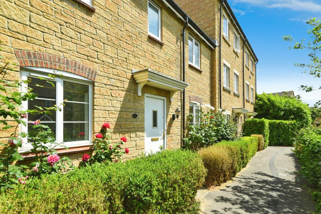 3 bedroom terraced house for sale in Buzzard Road, Calne, SN11