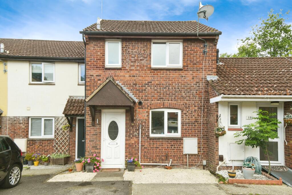 2 bedroom terraced house for sale in Oakwood Road Eastleaze, Swindon, SN5