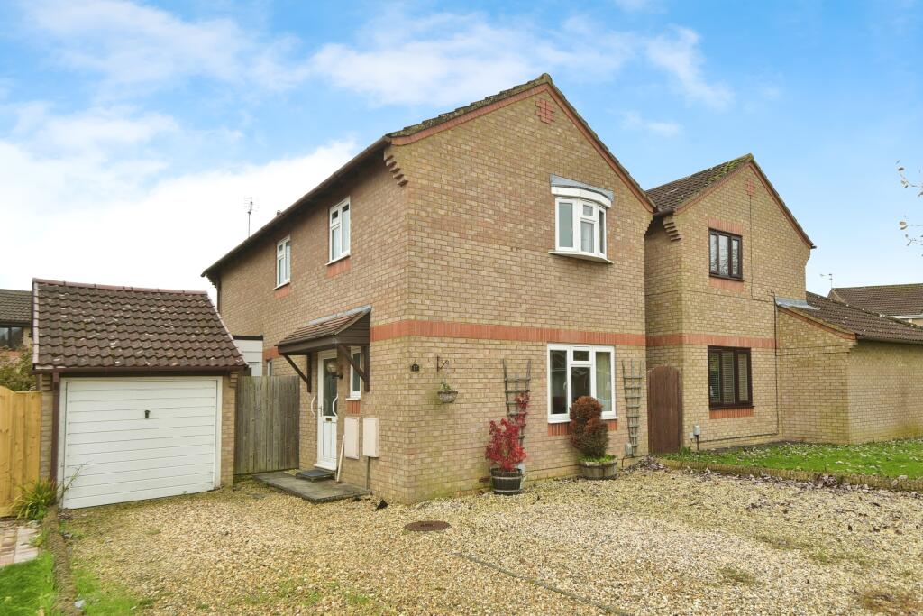 4 bedroom detached house for sale in Hampton Drive, Swindon, SN5
