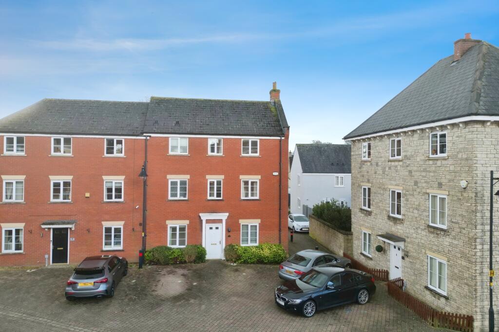 3 bedroom town house for sale in Gaveller Road - Redhouse, Swindon, SN25