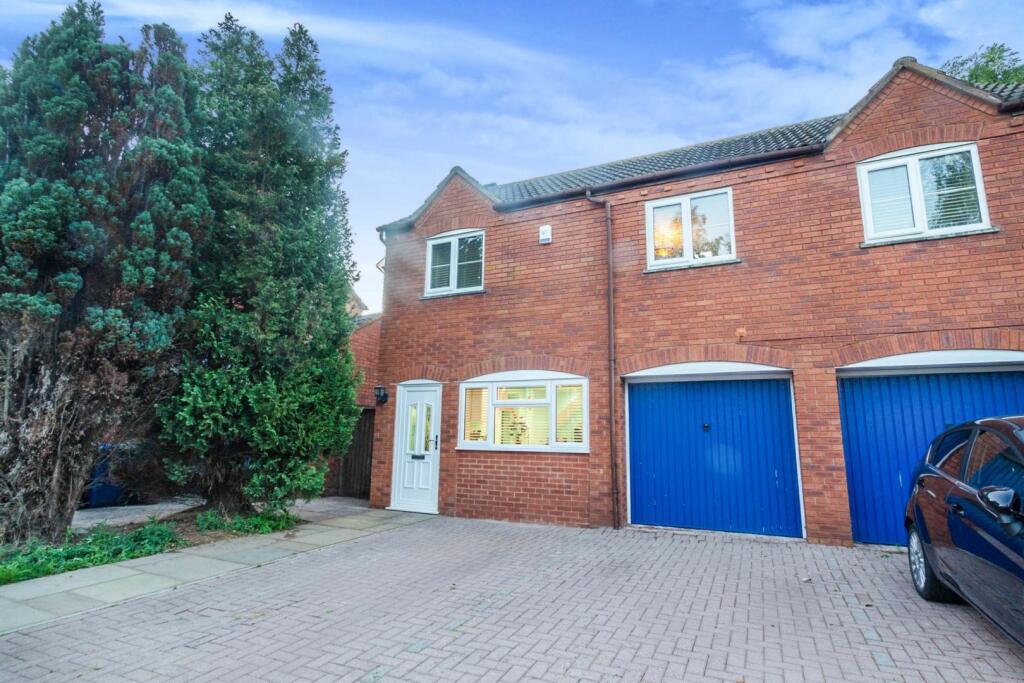 2 bedroom coach house for sale in Wisteria Way, Gloucester, GL3