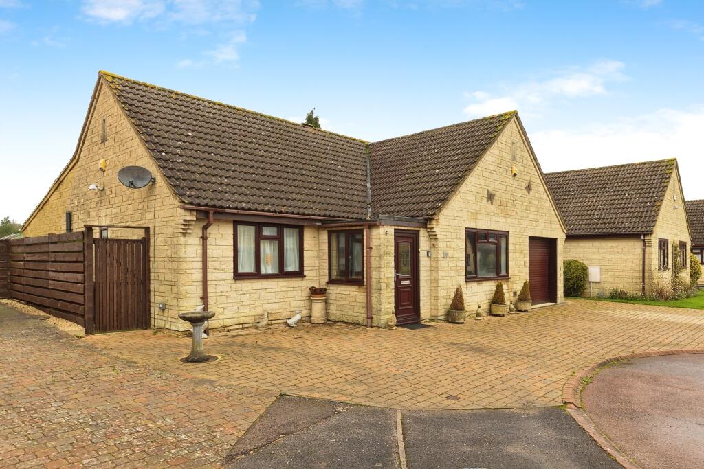2 bedroom detached bungalow for sale in Shalford Close, Cirencester, GL7