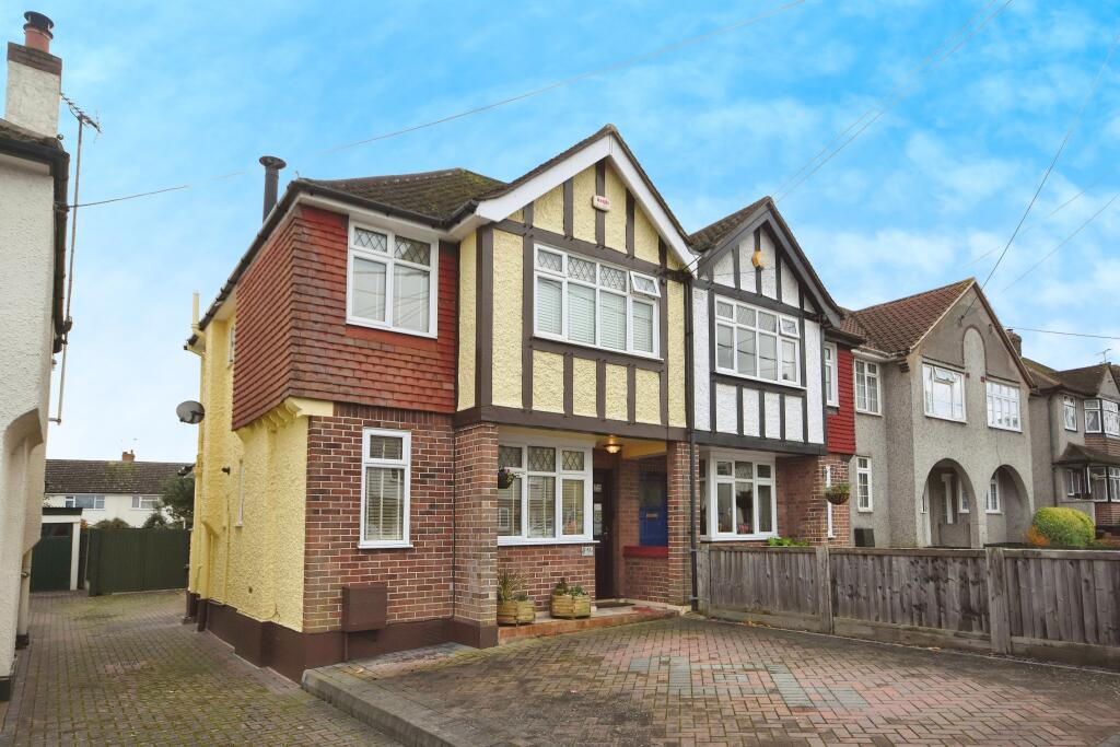 3 bedroom semidetached house for sale in Orchard Drive, Braintree, CM7