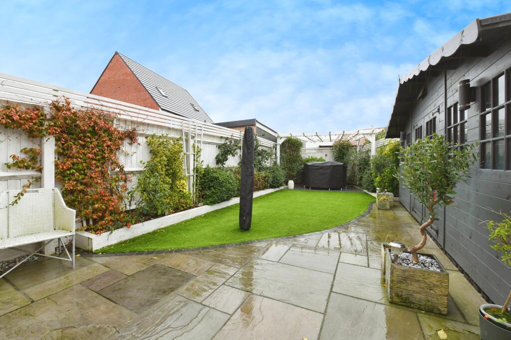 Additional property image - Oak Crescent, Burnham-on-Crouch, CM0