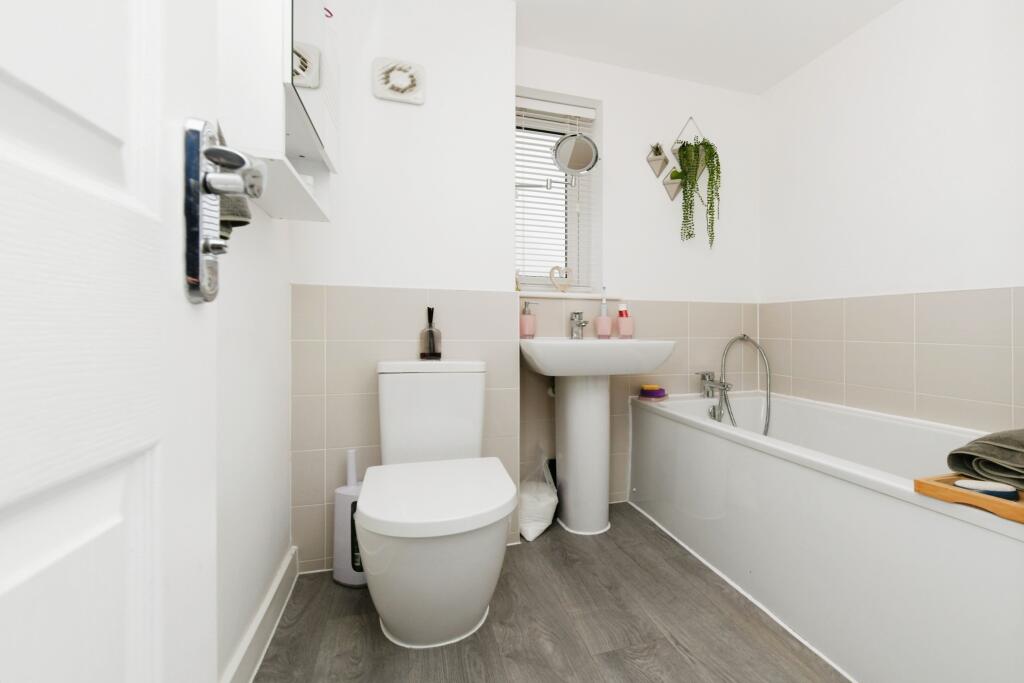 Additional property image - Oak Crescent, Burnham-on-Crouch, CM0
