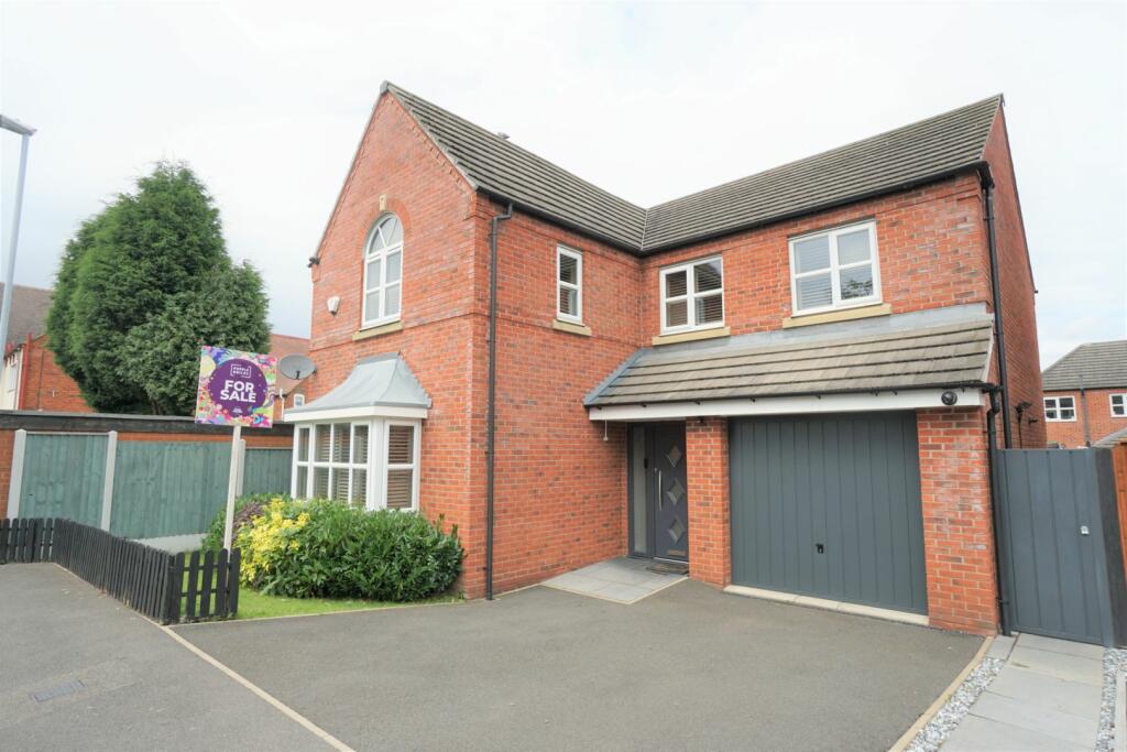 4 bedroom detached house for sale in New Horse Road, Chesyln Hay