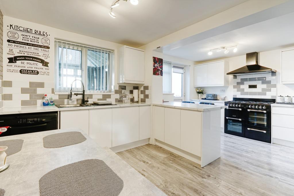 4 bedroom detached house for sale in Farmoor Gardens, Sheffield, S20