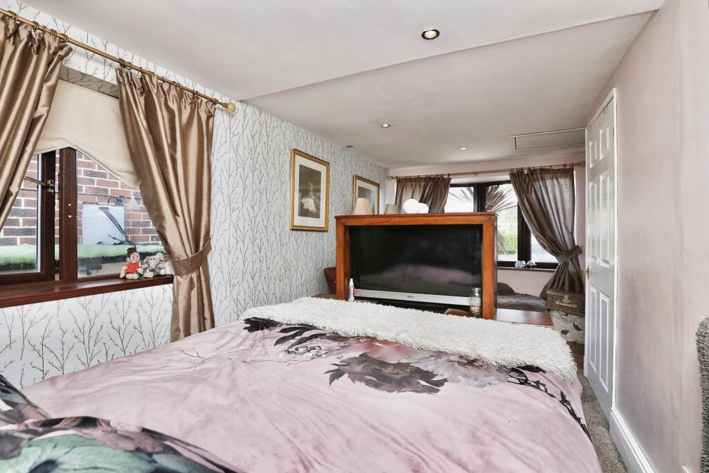 6 bedroom detached house for sale in Coleridge Road, Worksop, S81