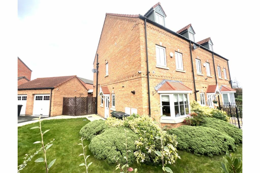 4 bedroom town house for sale in Canalside View, Mexborough, S64