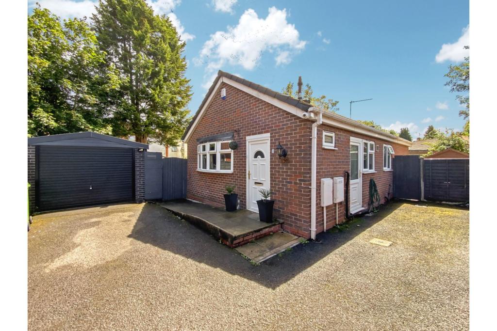 2 bedroom detached bungalow for sale in Bruford Road, Wolverhampton, WV3