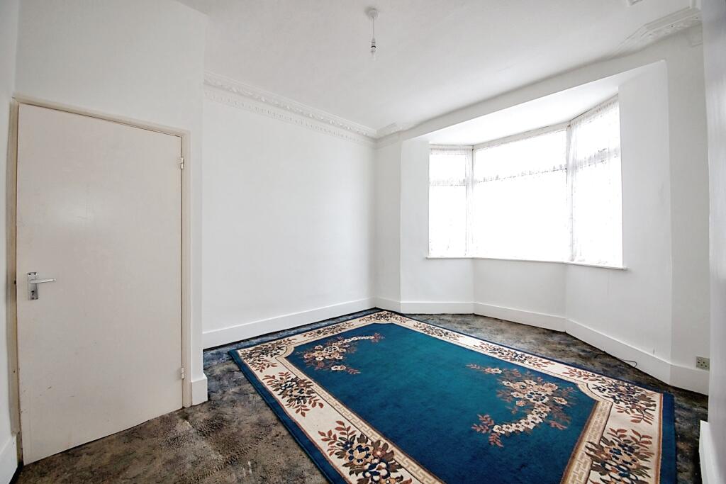 1 bedroom ground floor for sale in Buckingham Road, Harlesden, NW10