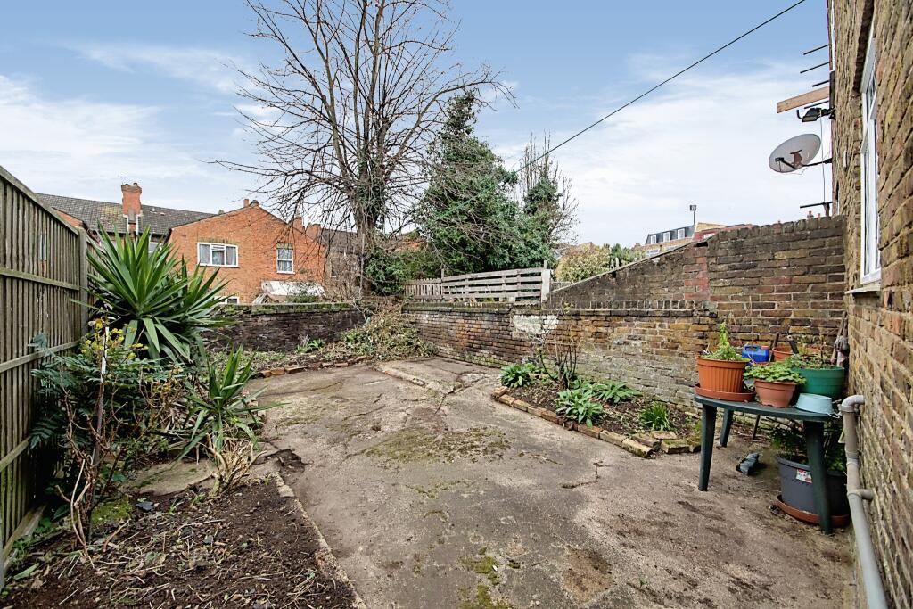 1 bedroom ground floor for sale in Buckingham Road, Harlesden, NW10