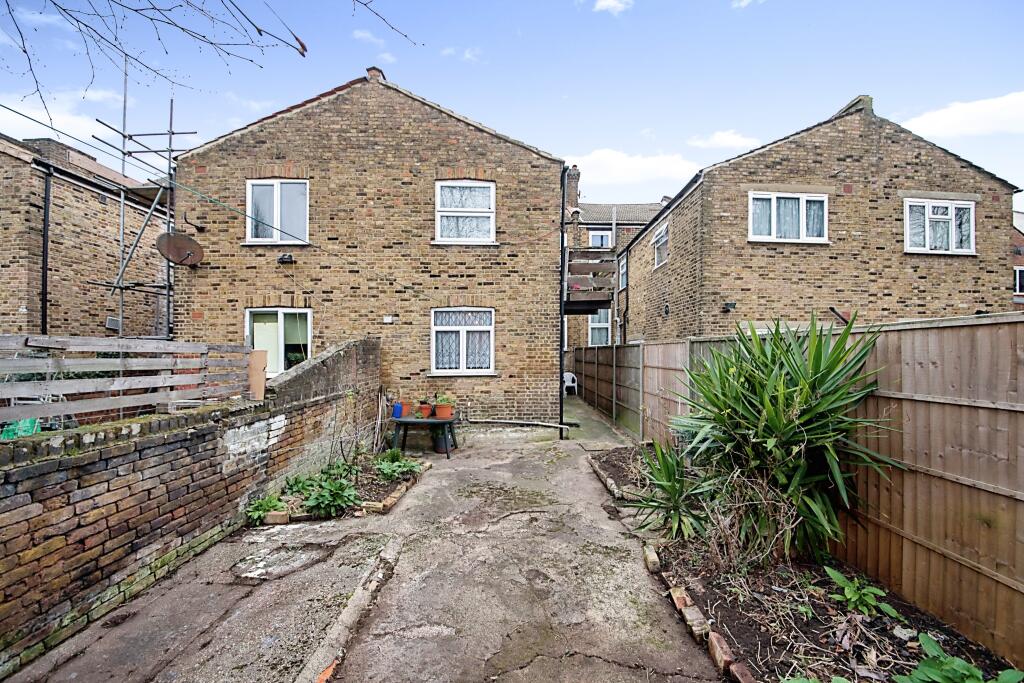 1 bedroom ground floor for sale in Buckingham Road, Harlesden, NW10