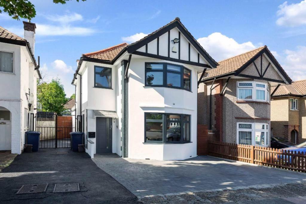 Main image of property: Hendale Avenue, Hendon, NW4