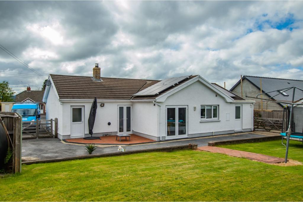 3 bedroom detached bungalow for sale in Rhos, Llandysul, SA44