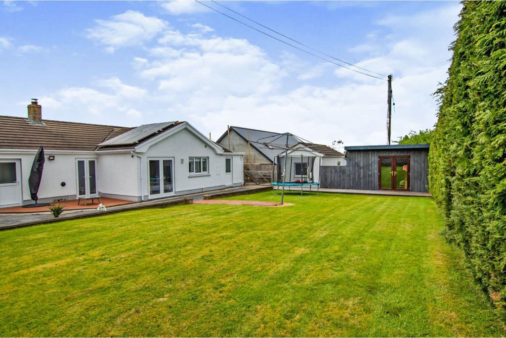 3 bedroom detached bungalow for sale in Rhos, Llandysul, SA44