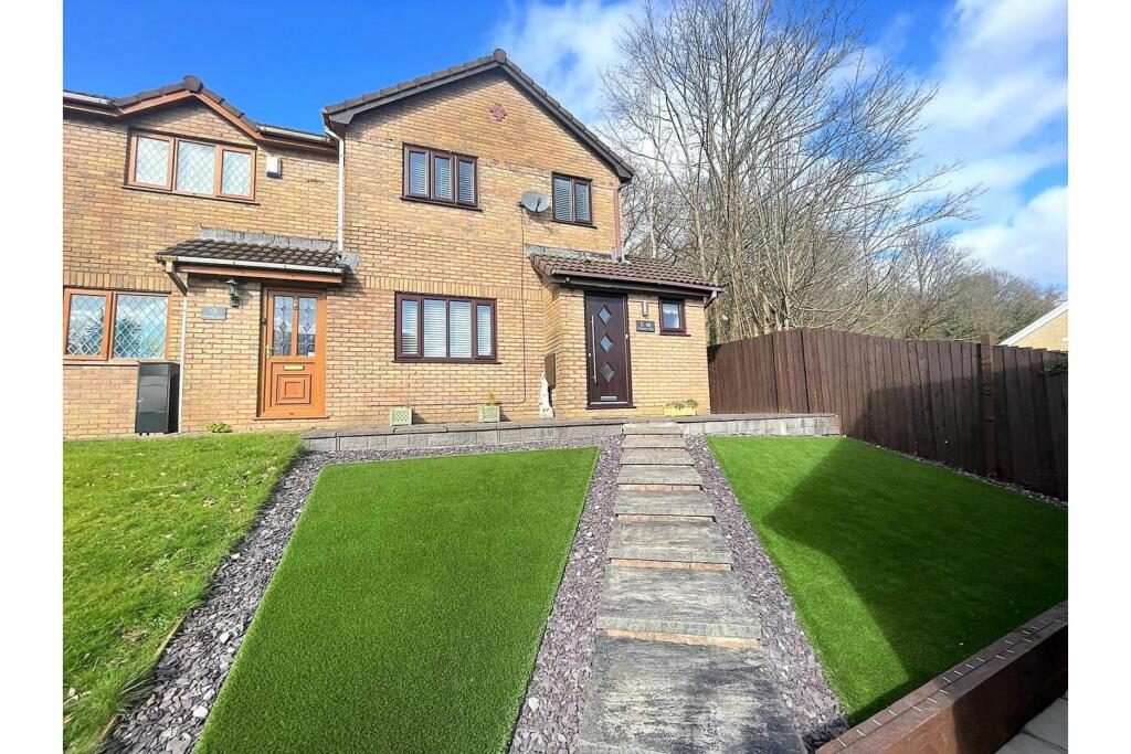 3 bedroom semidetached house for sale in Oakwood Close, Clydach, SA8