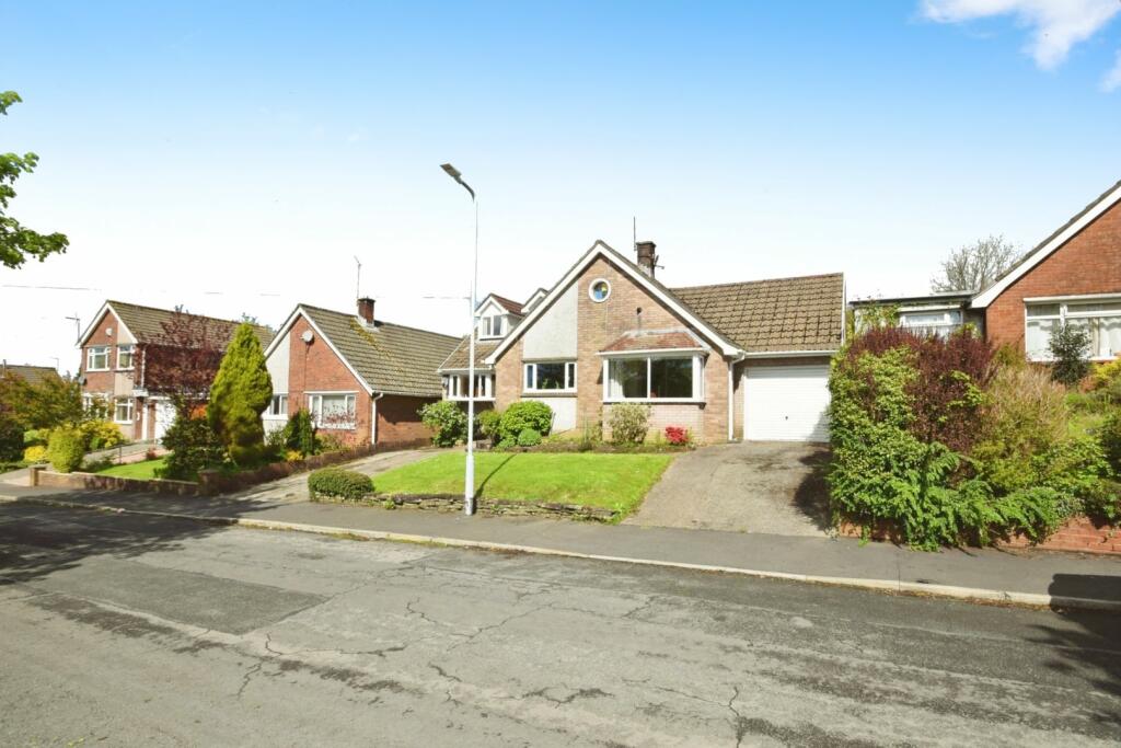 4 bedroom detached house for sale in Dylan Road, Killay, SA2